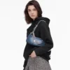 Bolso bandolera con charm de denim desgastado