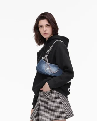Bolso bandolera con charm de denim desgastado