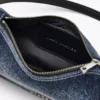 Bolso bandolera con charm de denim desgastado