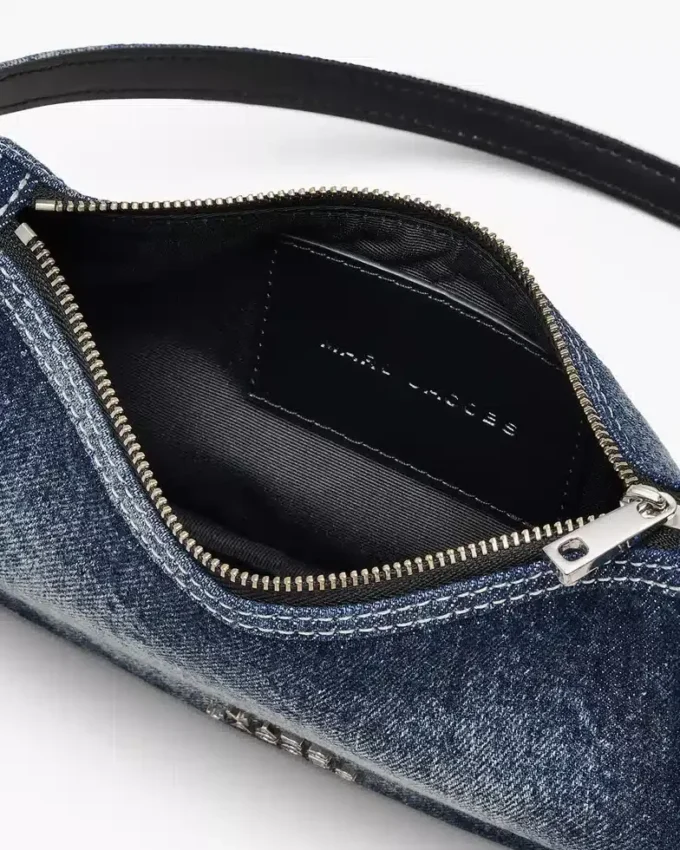 Bolso bandolera con charm de denim desgastado