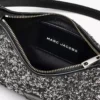 Bolso bandolera con charms de lentejuelas