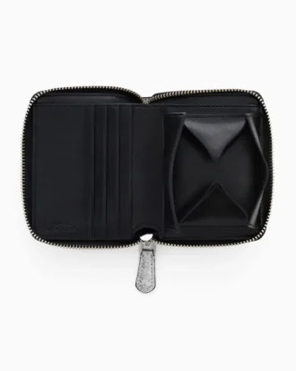 Cartera compacta y elegante para el día a día con revestimiento brillante