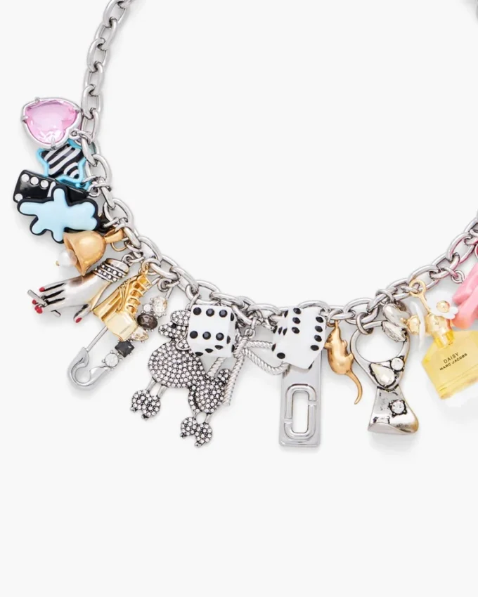Collar llamativo con charm adhesivo