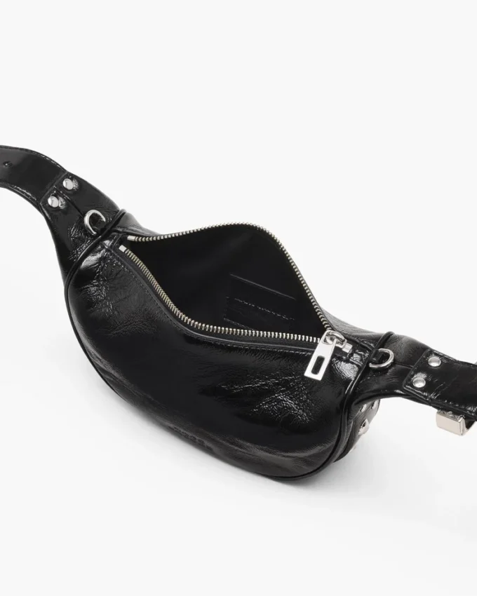 El bolso de fiesta de charol arrugado