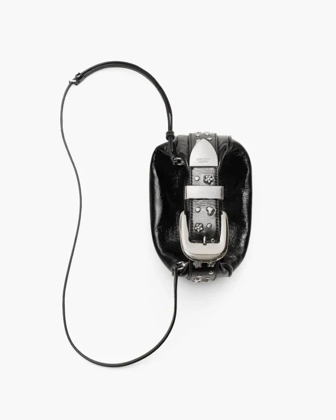El bolso de fiesta de charol arrugado