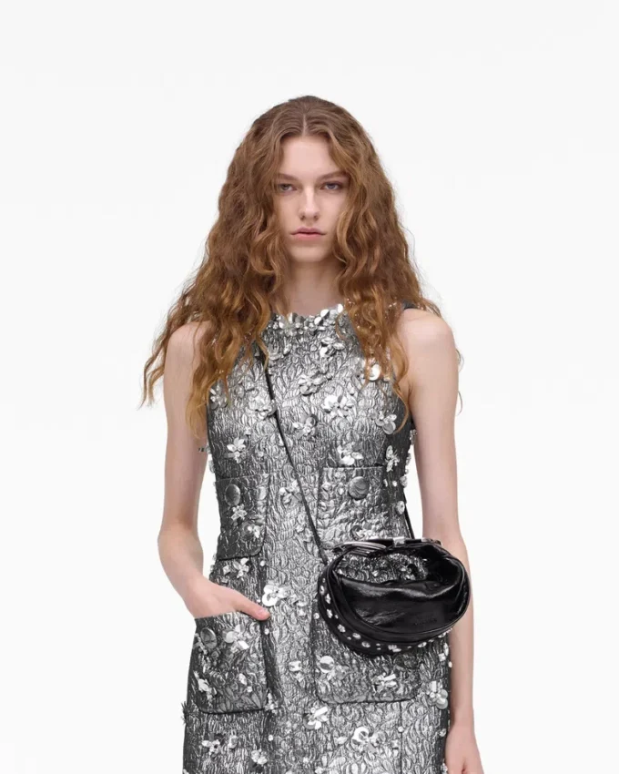 El bolso de fiesta de charol arrugado