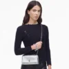 El bolso mini con doble cadena metálica El bolso mini con doble cadena metálica