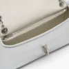 El bolso mini con doble cadena metálica El bolso mini con doble cadena metálica