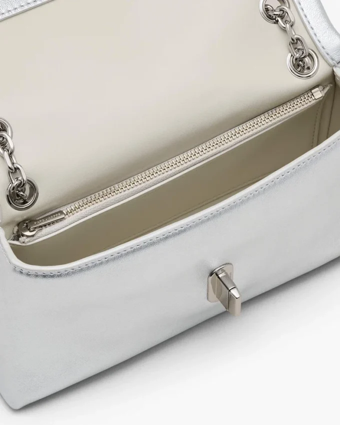 El bolso mini con doble cadena metálica El bolso mini con doble cadena metálica