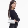 El bolso mini con doble cadena metálica El bolso mini con doble cadena metálica