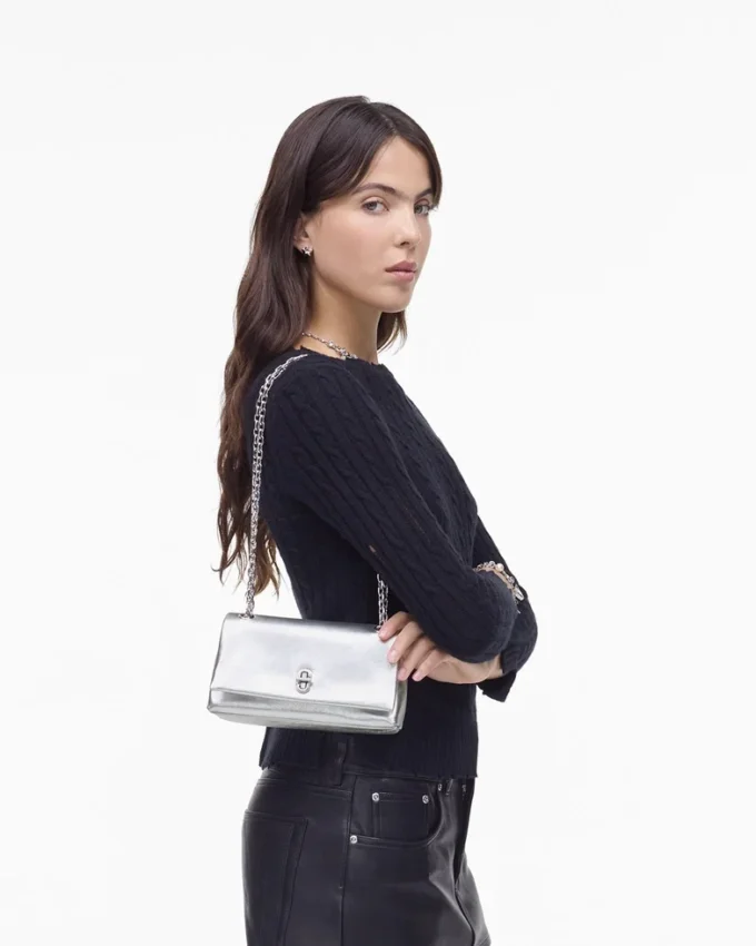 El bolso mini con doble cadena metálica El bolso mini con doble cadena metálica