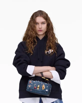 El bolso mini dual de denim con charms