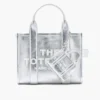 El charm Nano Tote de piel metalizada