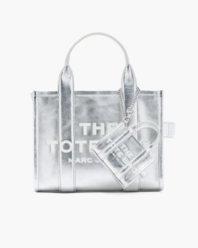 El charm Nano Tote de piel metalizada