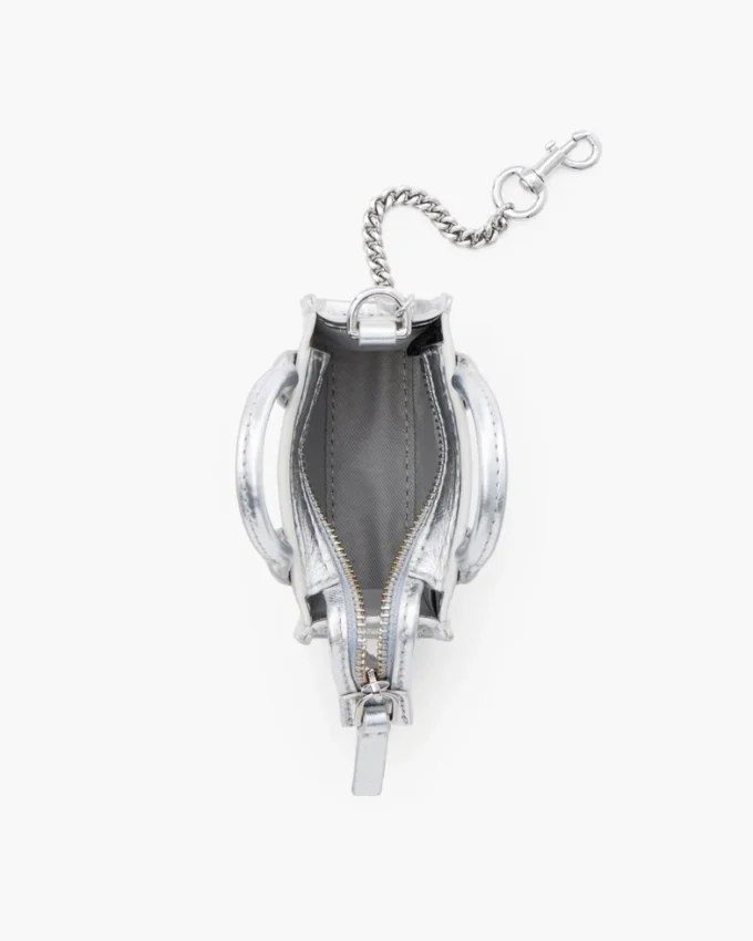 El charm Nano Tote de piel metalizada