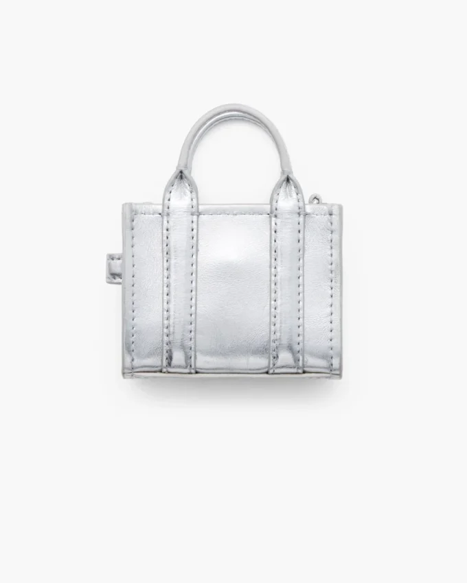 El charm Nano Tote de piel metalizada