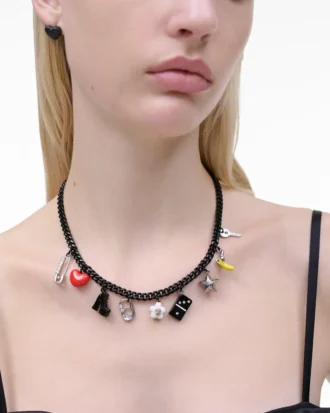 El collar con charm de coleccionista
