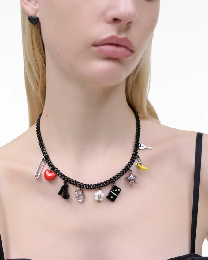 El collar con charm de coleccionista