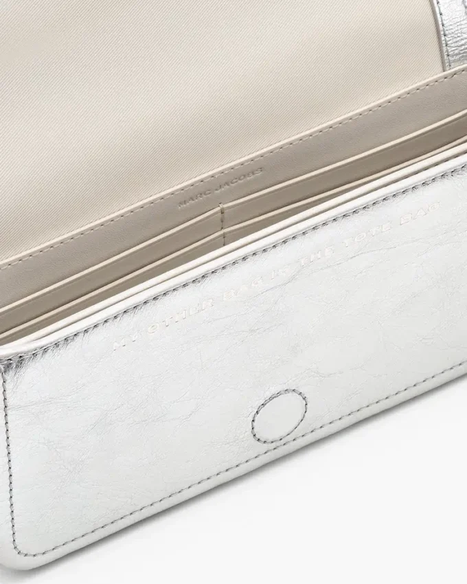 El mini bolso con cadena de cuero metalizado El mini bolso con cadena de cuero metalizado