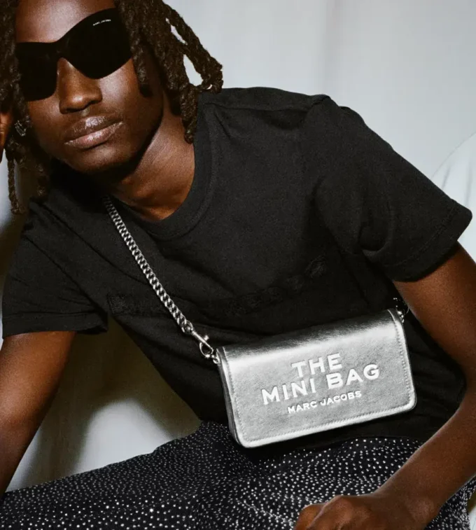 El mini bolso con cadena de cuero metalizado El mini bolso con cadena de cuero metalizado