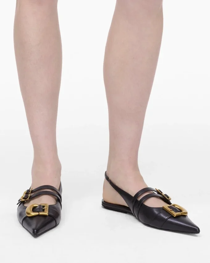 El zapato de muñeca con talón abierto