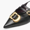 El zapato de muñeca con talón abierto