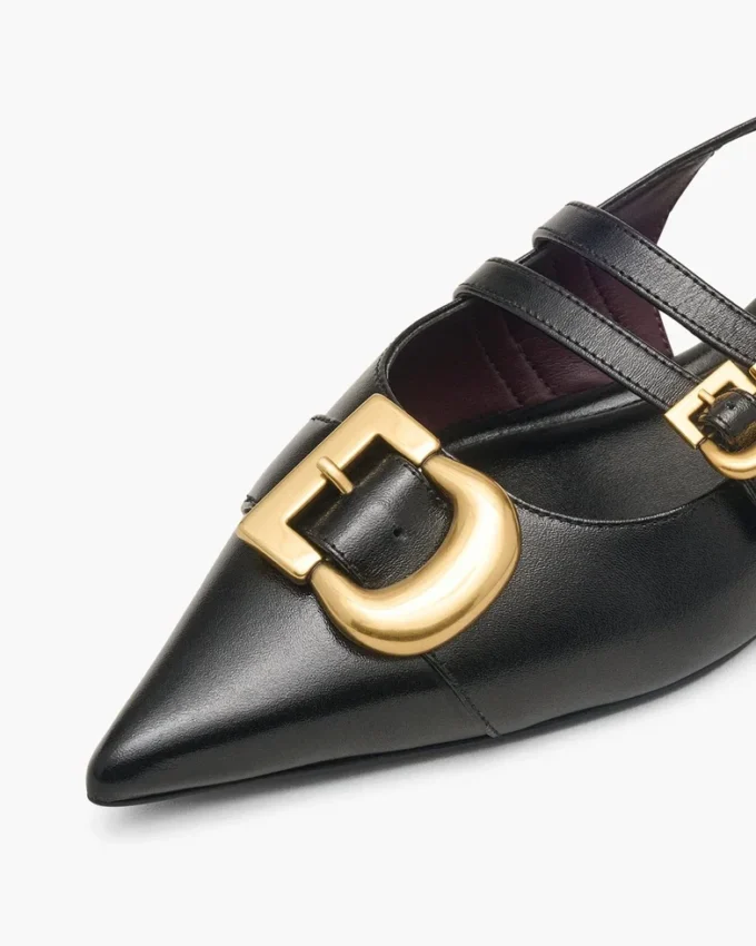 El zapato de muñeca con talón abierto