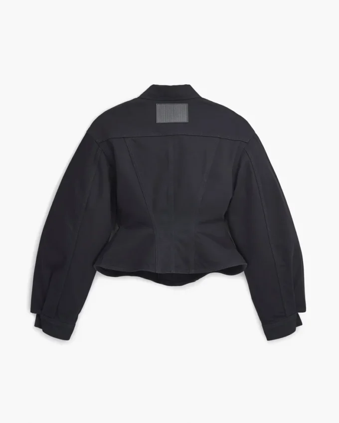 La chaqueta vaquera acampanada La chaqueta vaquera acampanada