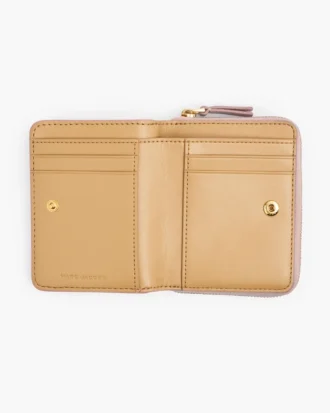La mini cartera compacta de cuero