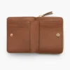 La mini cartera compacta de cuero