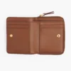 La mini cartera compacta de cuero