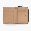 La mini cartera compacta de cuero
