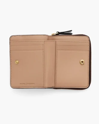 La mini cartera compacta de cuero