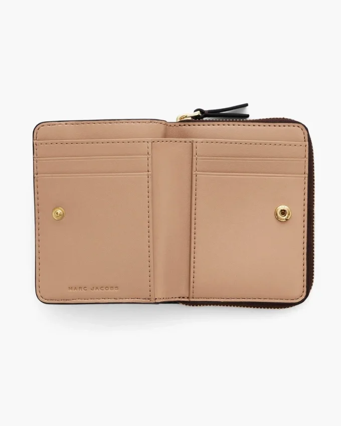 La mini cartera compacta de cuero
