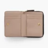 La mini cartera compacta de cuero