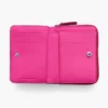 La mini cartera compacta de cuero