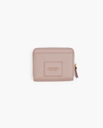 La mini cartera compacta de cuero