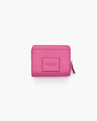 La mini cartera compacta de cuero