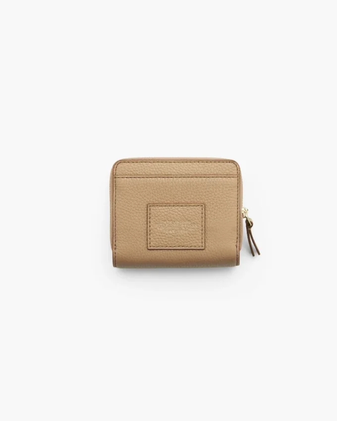 La mini cartera compacta de cuero