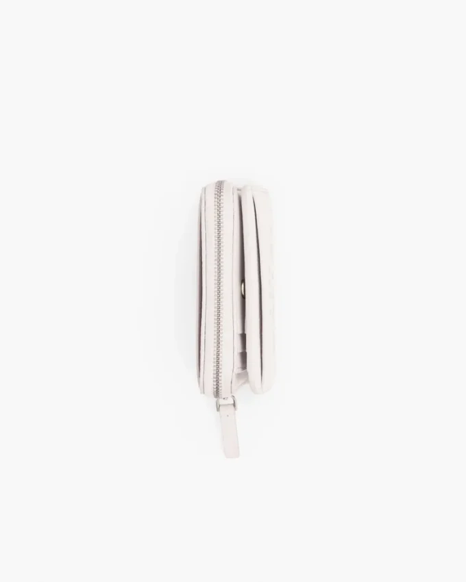 La mini cartera compacta de cuero