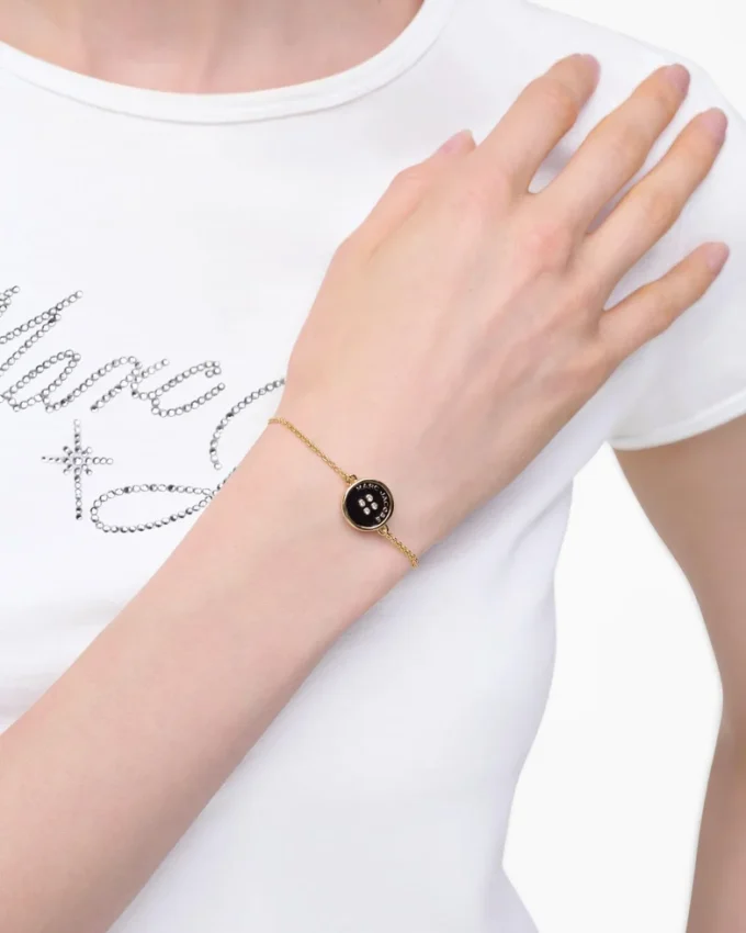 La pulsera de cadena con botones