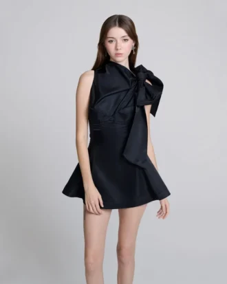 Vestido con lazo esculpido