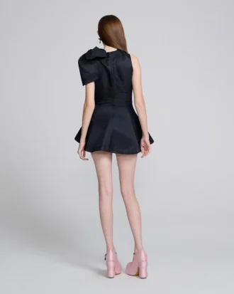 Vestido con lazo esculpido