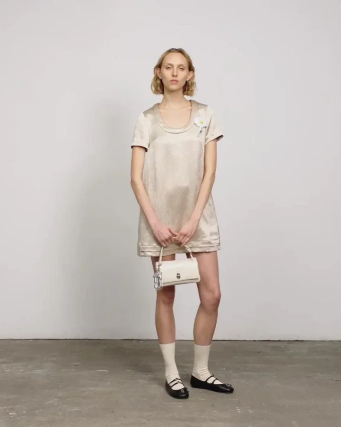 Vestido de satén arrugado