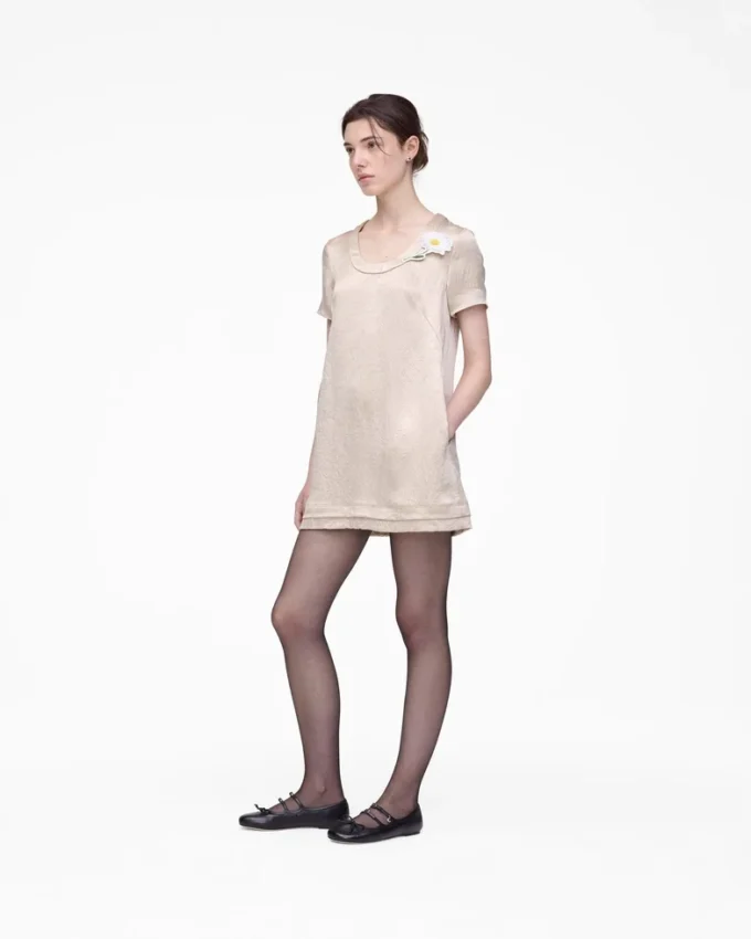 Vestido de satén arrugado