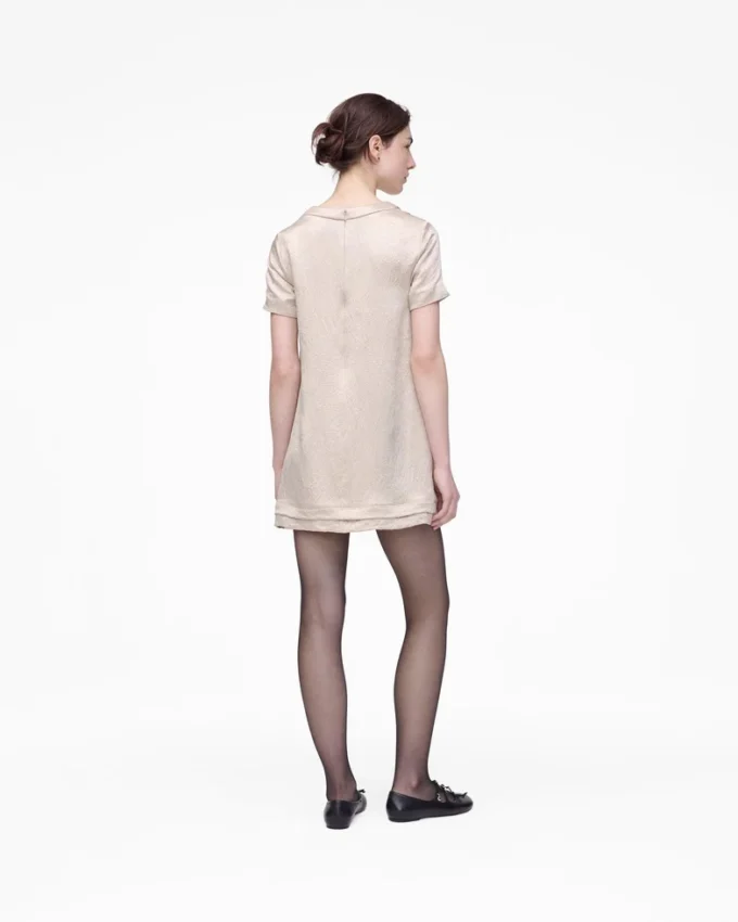 Vestido de satén arrugado