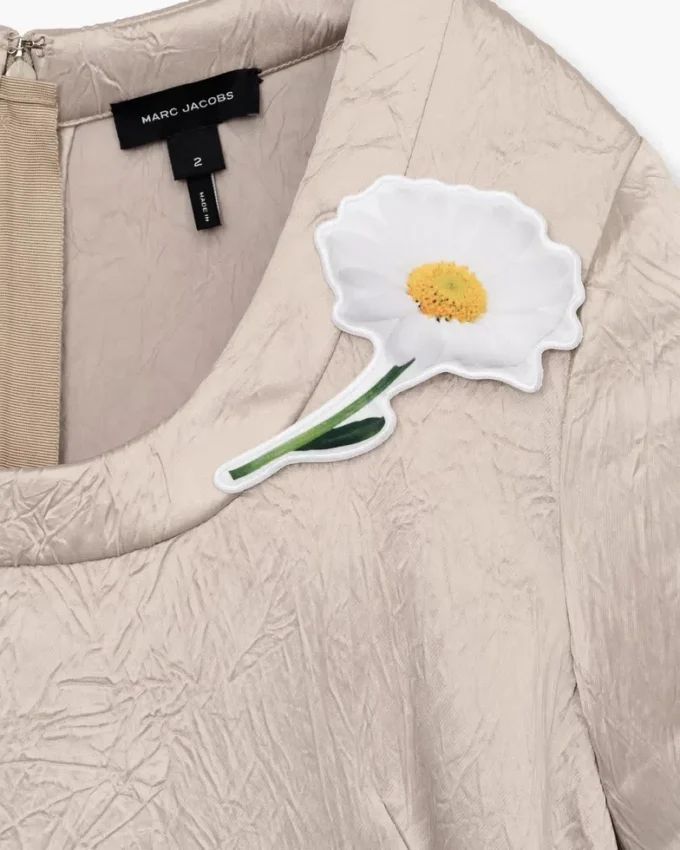 Vestido de satén arrugado