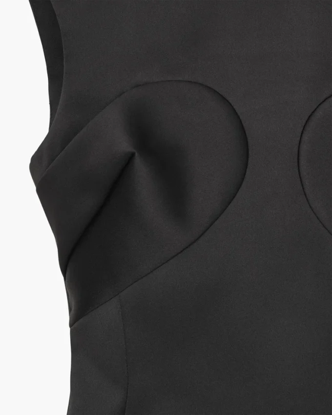 Vestido de satén con costuras